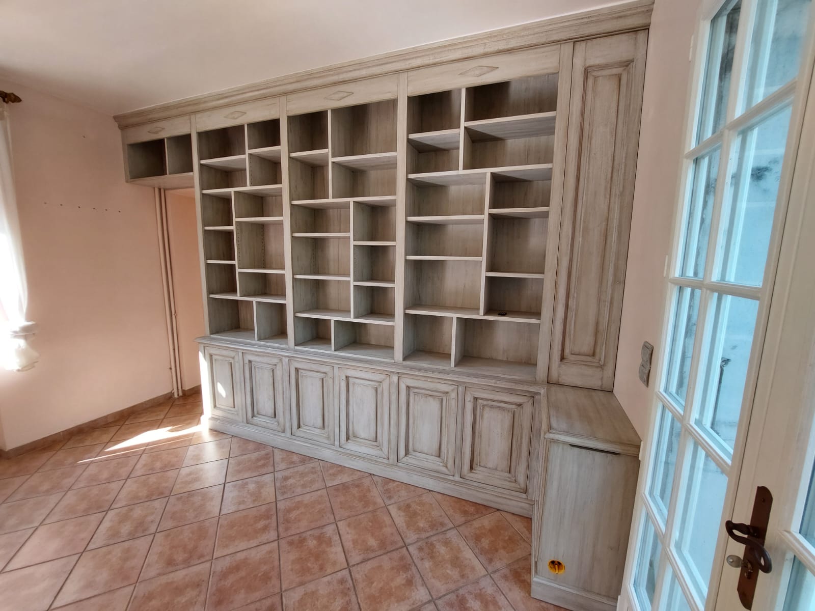 Finition de bibliothèque sur mesure à Pornichet (44380) en Loire-Atlantique