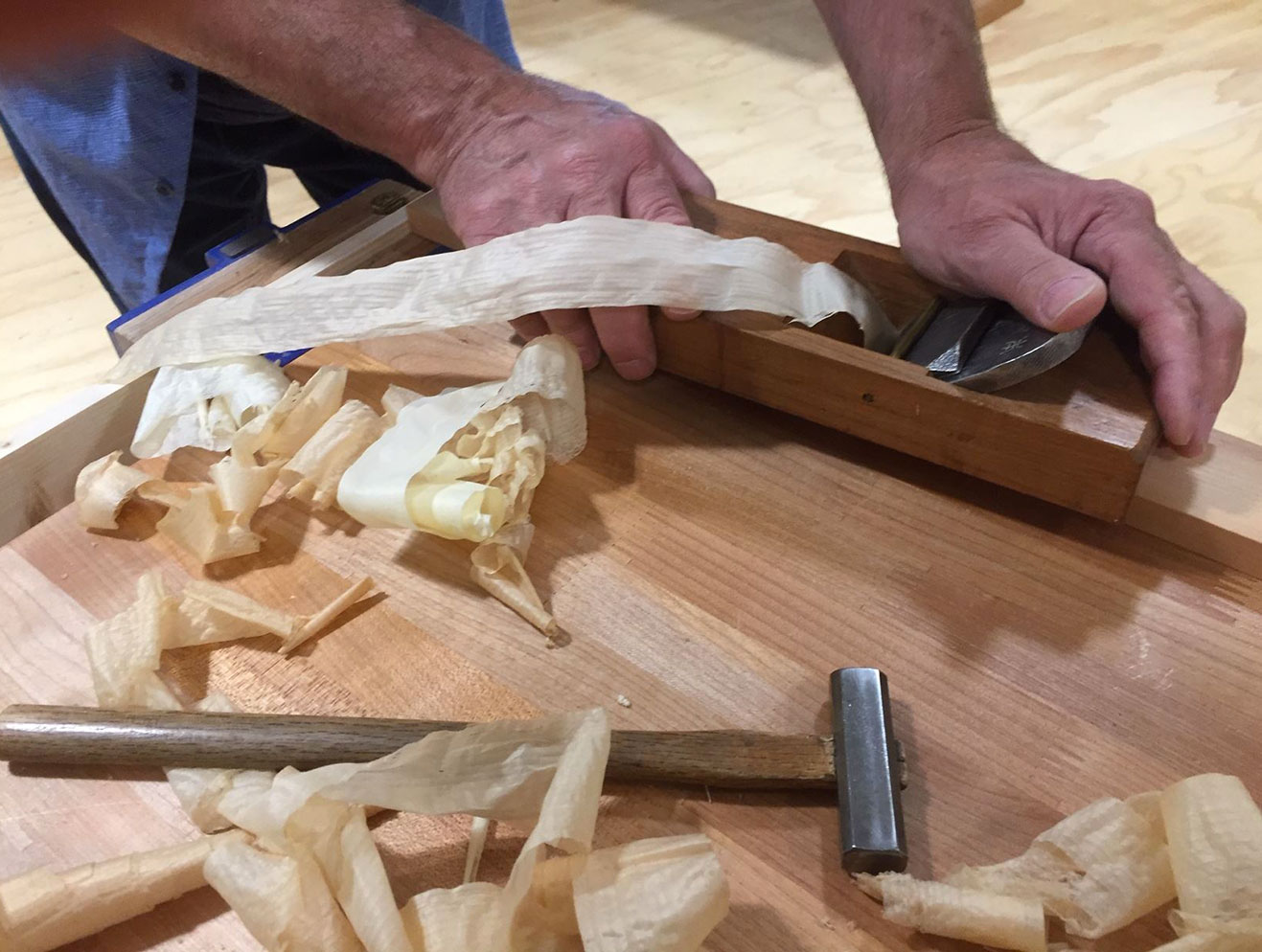 artisan travaillant le bois dans son atelier à Luzarches 95